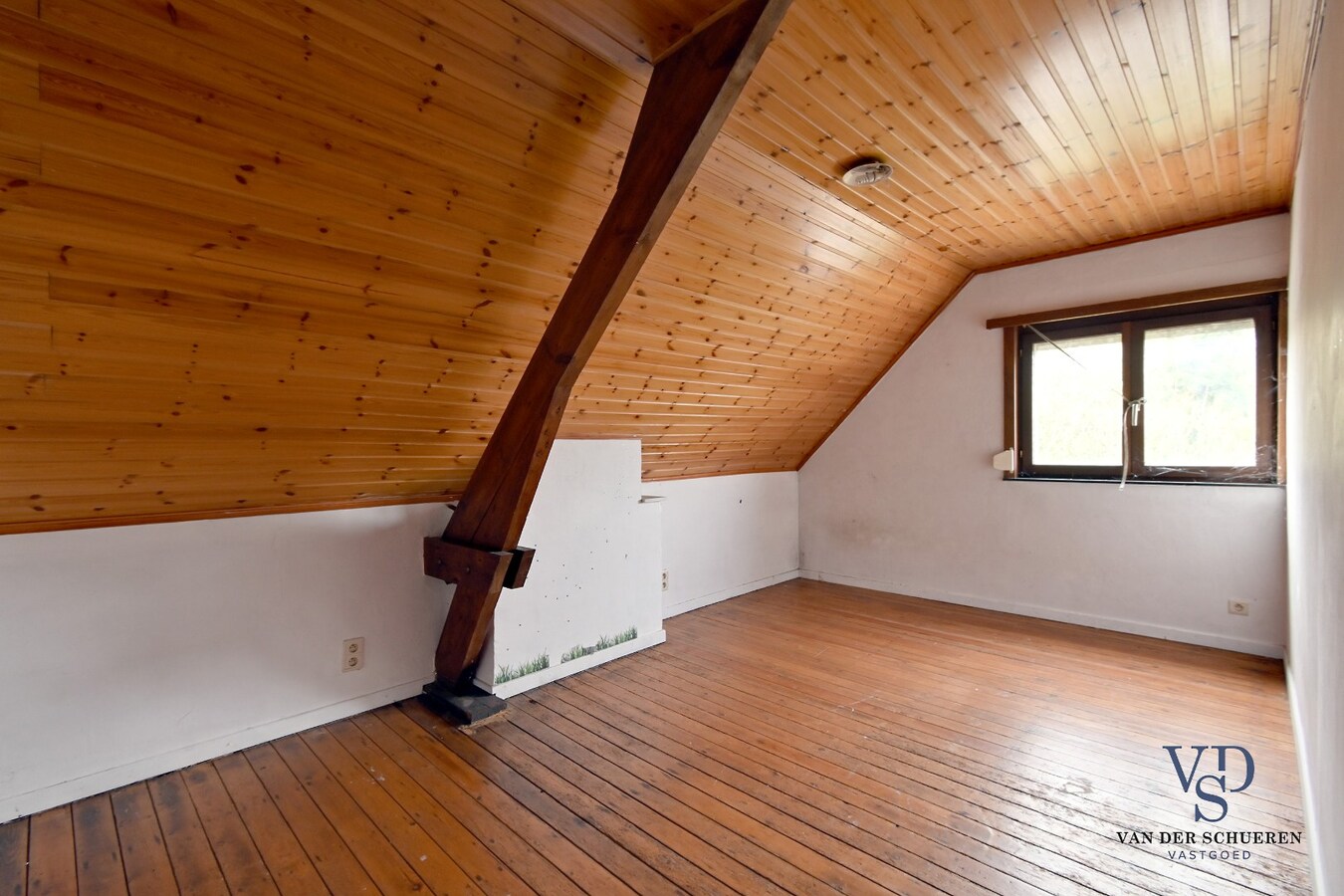 Te renoveren woning op ruim perceel te Kerkgate Mater. 