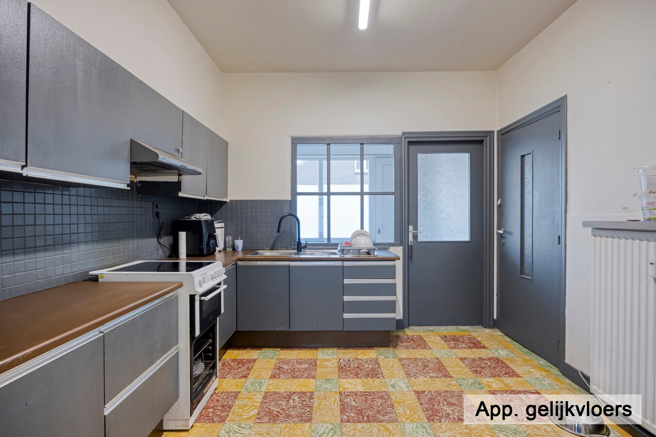 Dilsen-centrum - opbrengstpand: winkel + 2 appartementen 