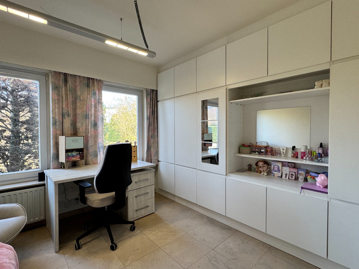 Ruime woning met loods en landbouwgrond op groene locatie nabij Waregem. 