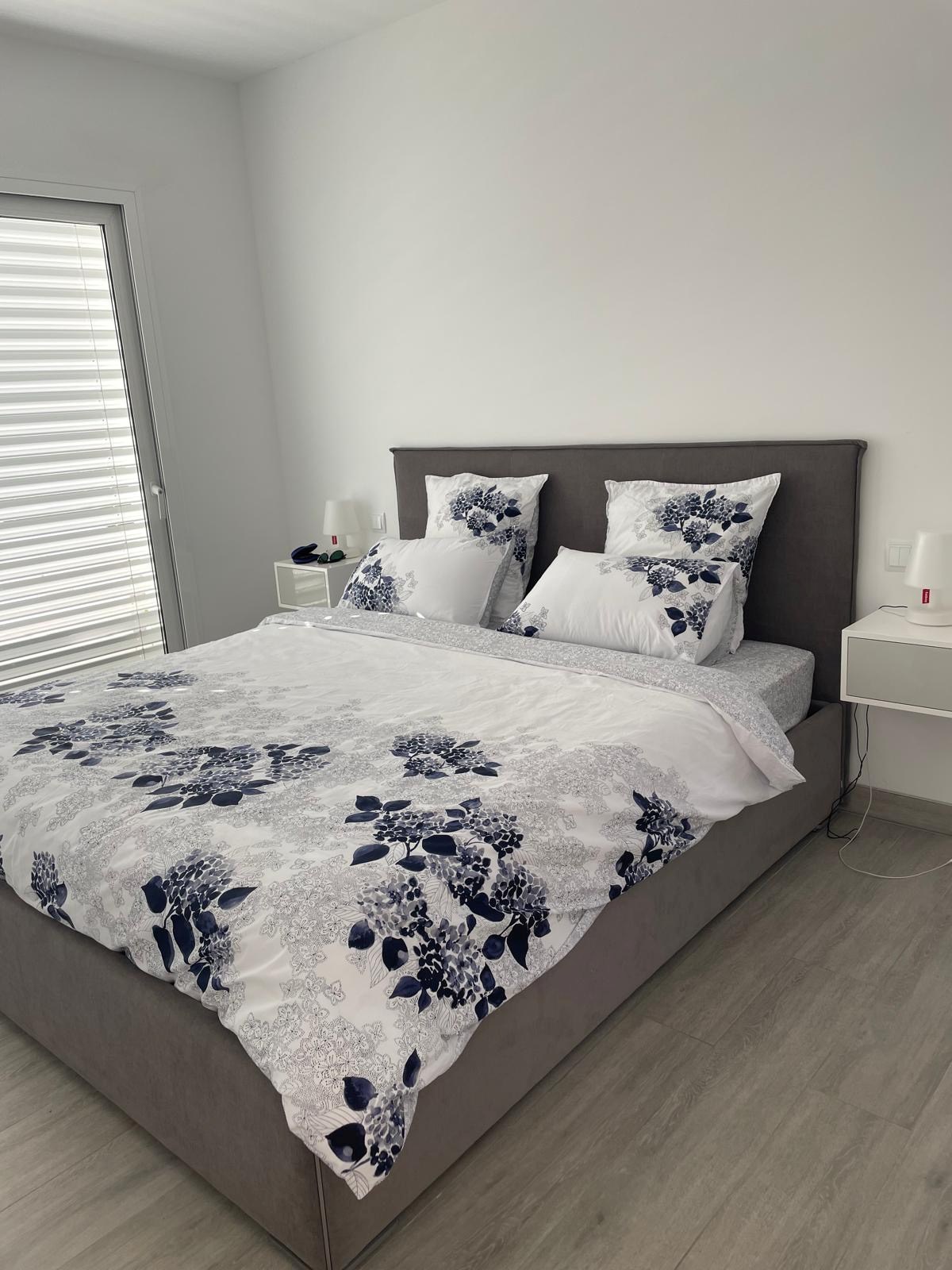 Bienvenue dans la Communauté Adelfa, une oasis exclusive au cœur du Las Colinas Golf &amp; Country Club. Ici, vous pourrez profiter de la nature préservée et du climat agréable du sud-est de l'Espagne 