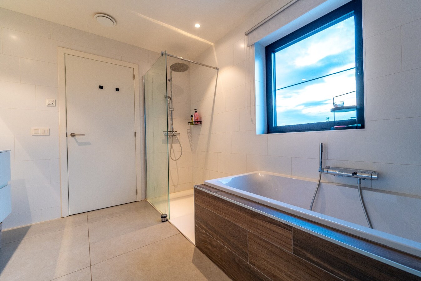 Prachtige villa met tuin, terras &amp; garage in Hasselt - 3 slaapkamers, bouwjaar 2019. 