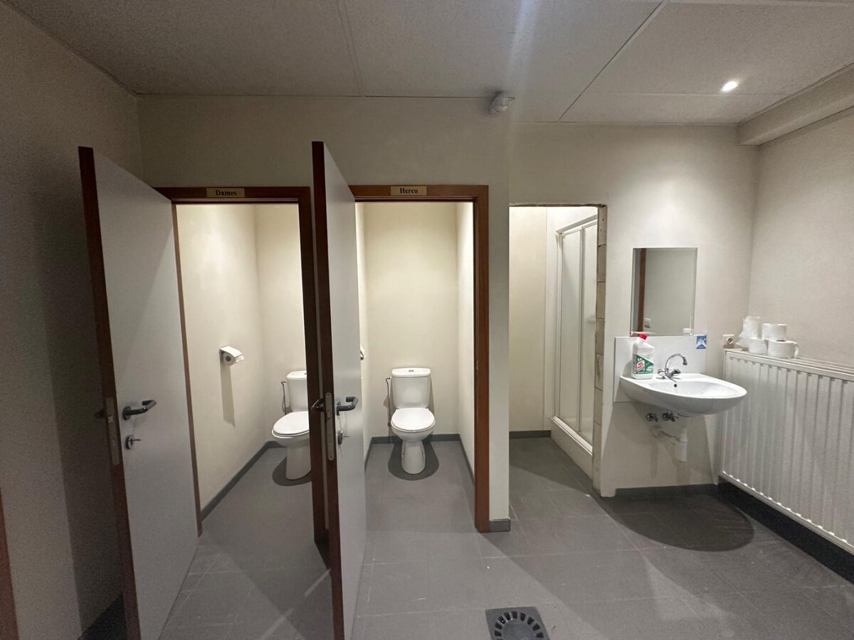 Te huur: ruime loods met voorzieningen in Westrozebeke - 2500 euro/maand 