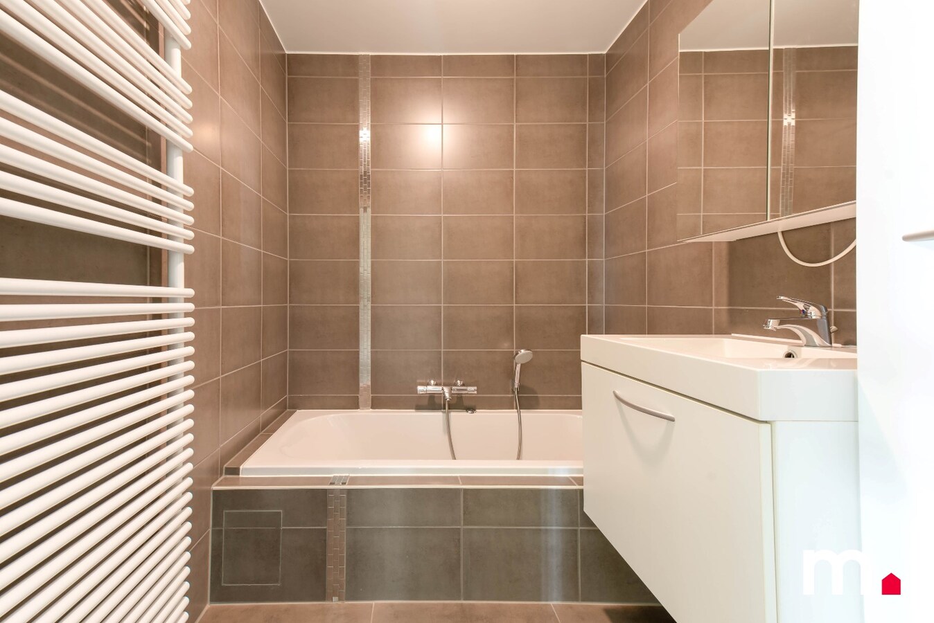 Instapklaar en zeer ruim en lichtrijk appartement 