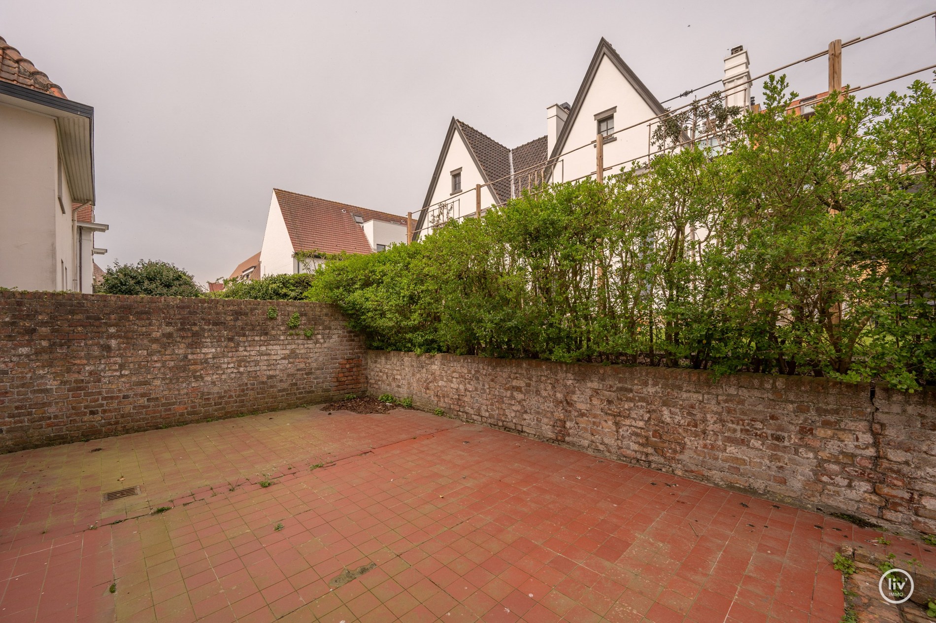Charmante te renoveren koppelvilla op toplocatie in Knokke, langs de prestigieuze Elizabetlaan en op wandelafstand van strand en casino (met inpandige garagebox) . 