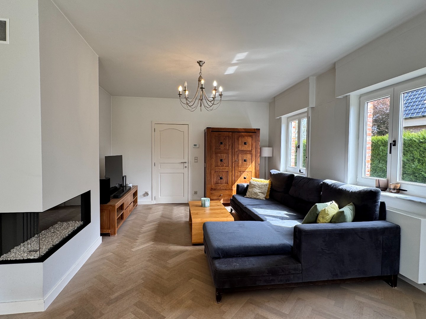 Instapklare halfopen bebouwing met 3 slaapkamers, tuin en garage te Zulte. 