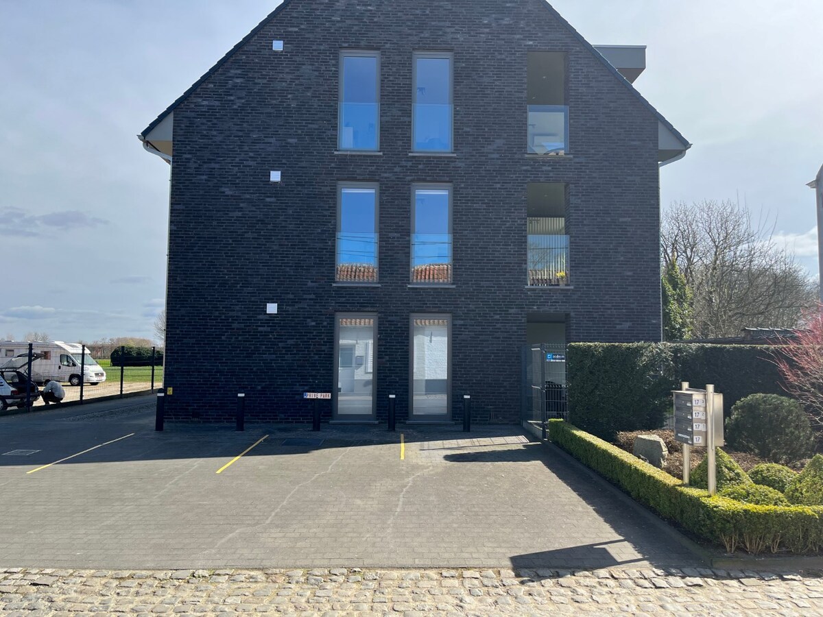 Luxueus én ruim gelijkvloers appartement in rustige omgeving. 