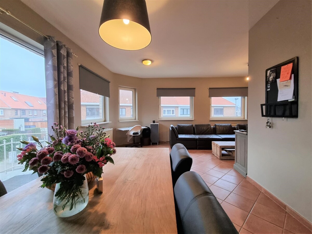 Op te knappen, zeer ruime hoekwoning met oprit - Heist 