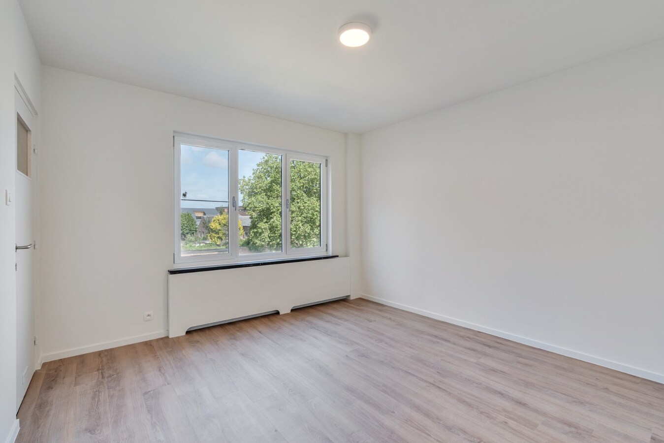 Stijlvol gerenoveerd appartement met moderne uitstraling in het centrum van Maaseik! 