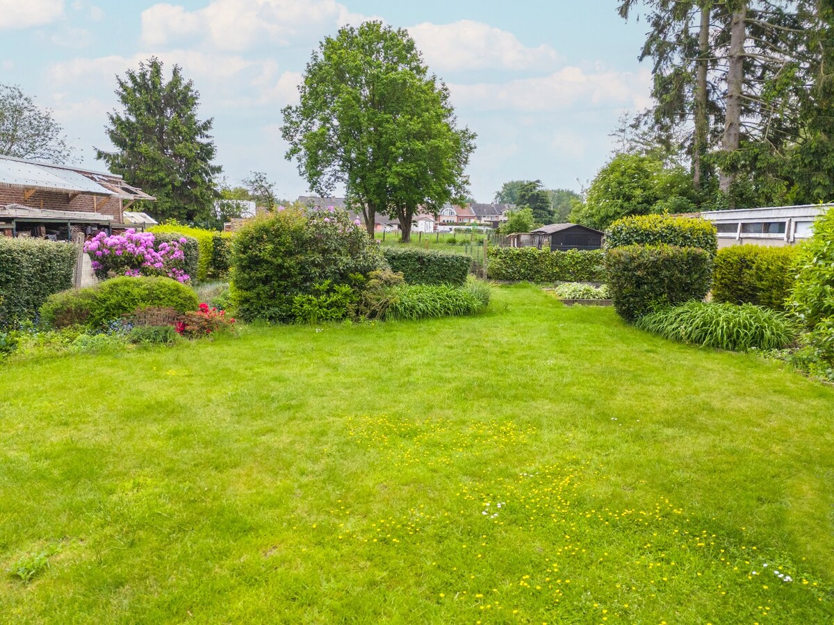 Stevige en ruime OB op gunstige locatie te Erembodegem 