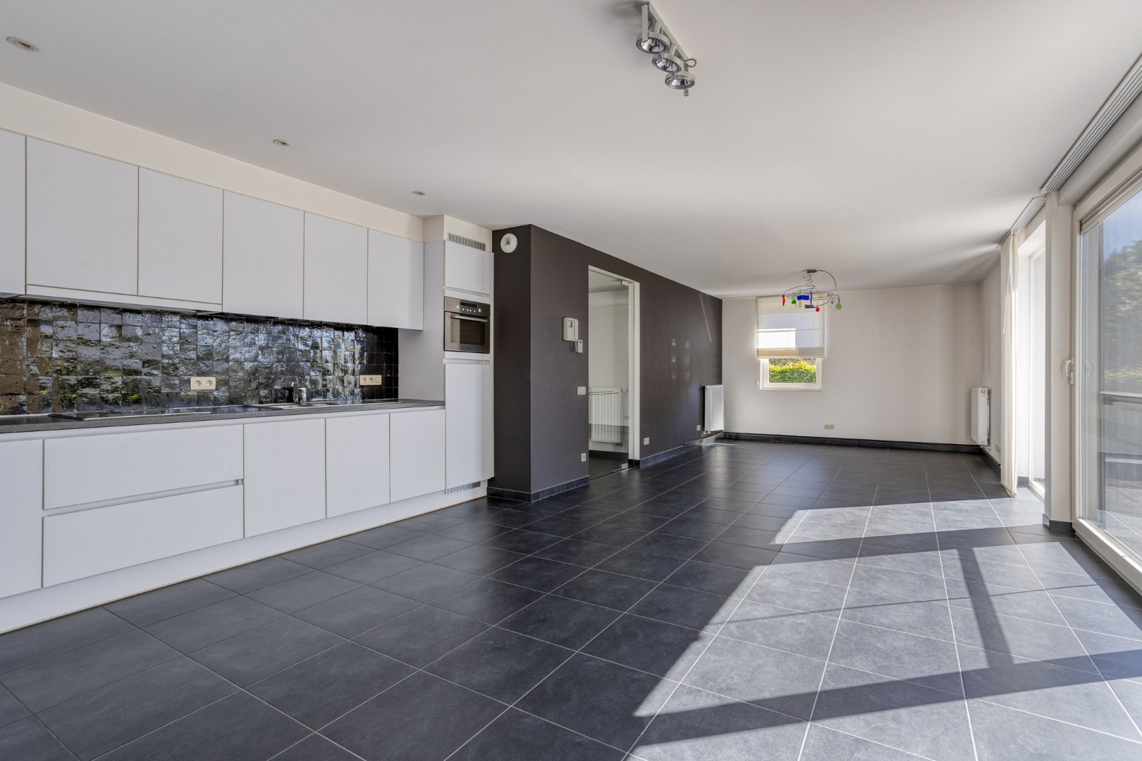 Instapklaar gelijkvloers appartement met groot terras, tuin en garagebox in Kumtich - EPC 104 KWH/m² 