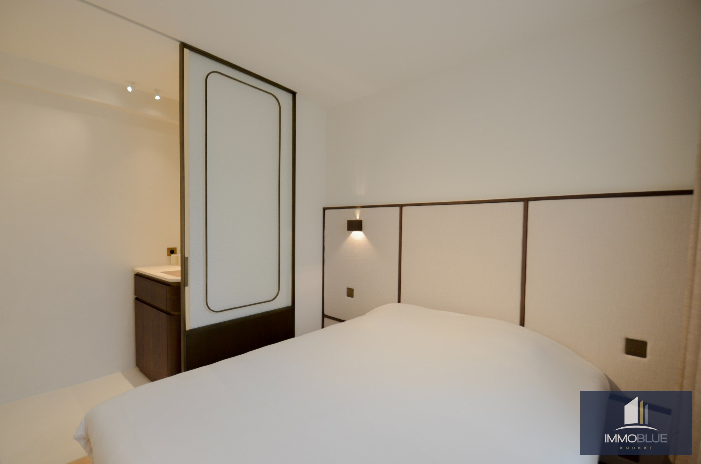 Uitzonderlijk gerenoveerd appartement met frontaal zeezicht in het Zoute. 