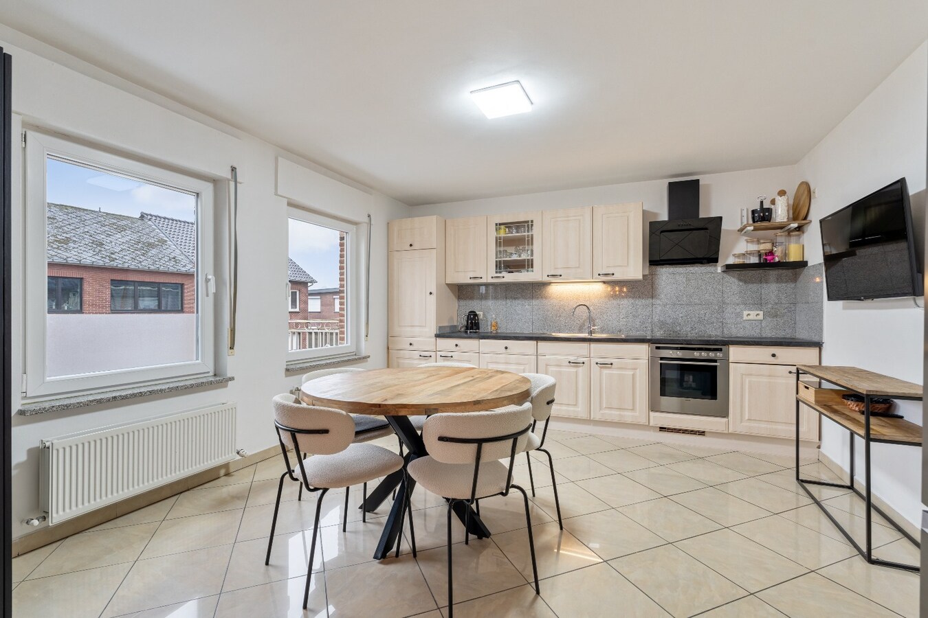 Ruim energiezuinig duplexappartement (146 m²) -  kwaliteitslabel B -  3 slaapkamers, terras en private buitenparking. 