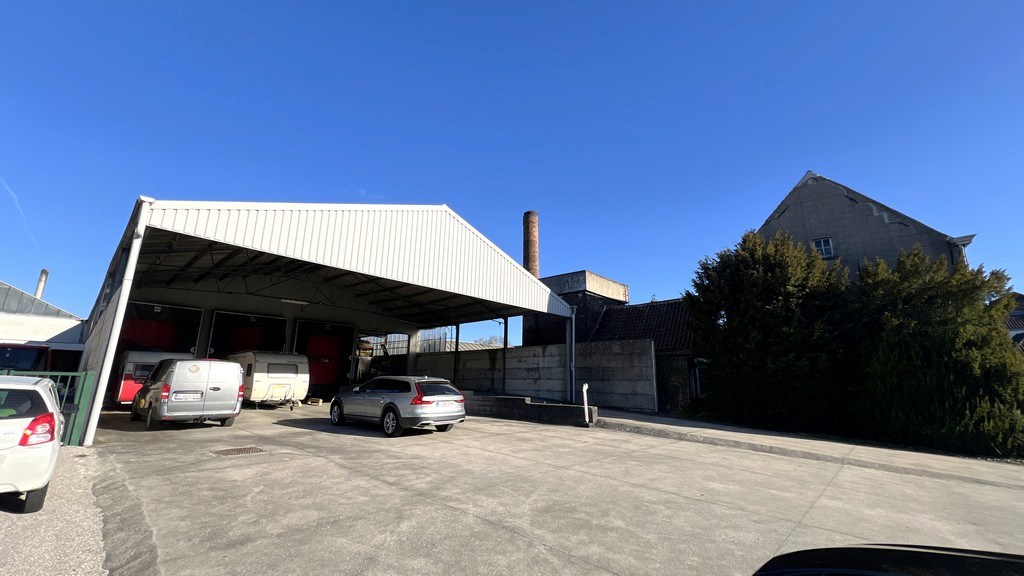 Magazijn met laadkades en kantoor te huur nabij R4 in Melle