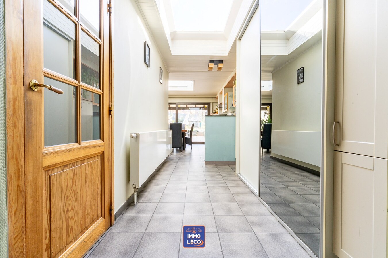 Maison rénovée érigée sur un terrain de 1448m² avec grand parking privatif, TOP SECTEUR 