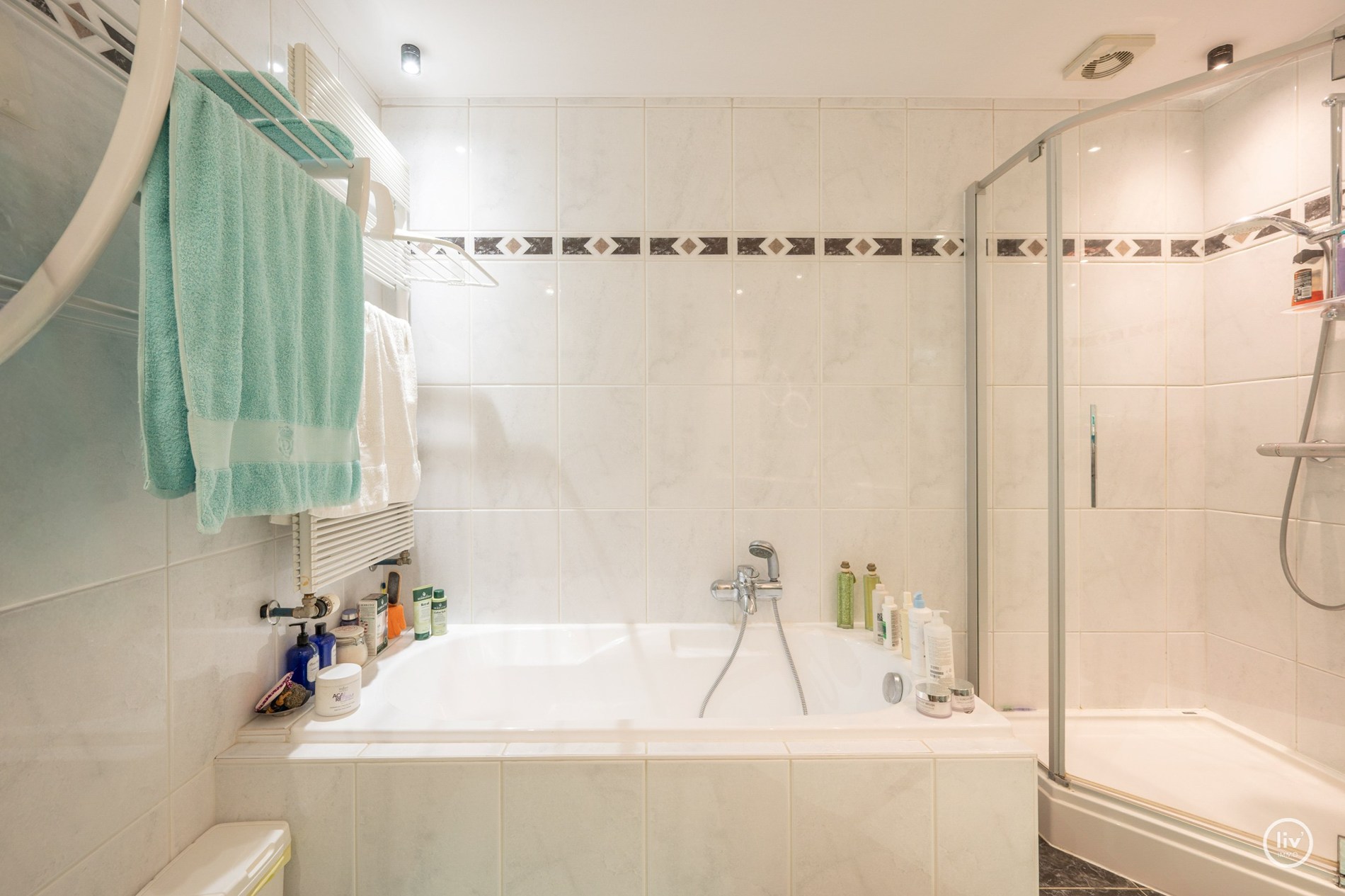 Fraaie bel-étage woning in het centrum van Knokke met Schoonheidssalon op het gelijkvloers. 