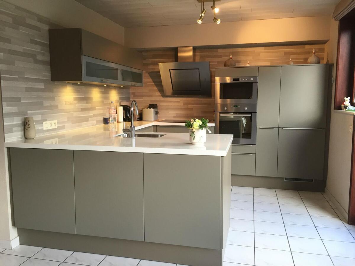 INSTAPKLARE MOOIE WONING MET GARAGE EN ZUIDGERICHTE TUIN 