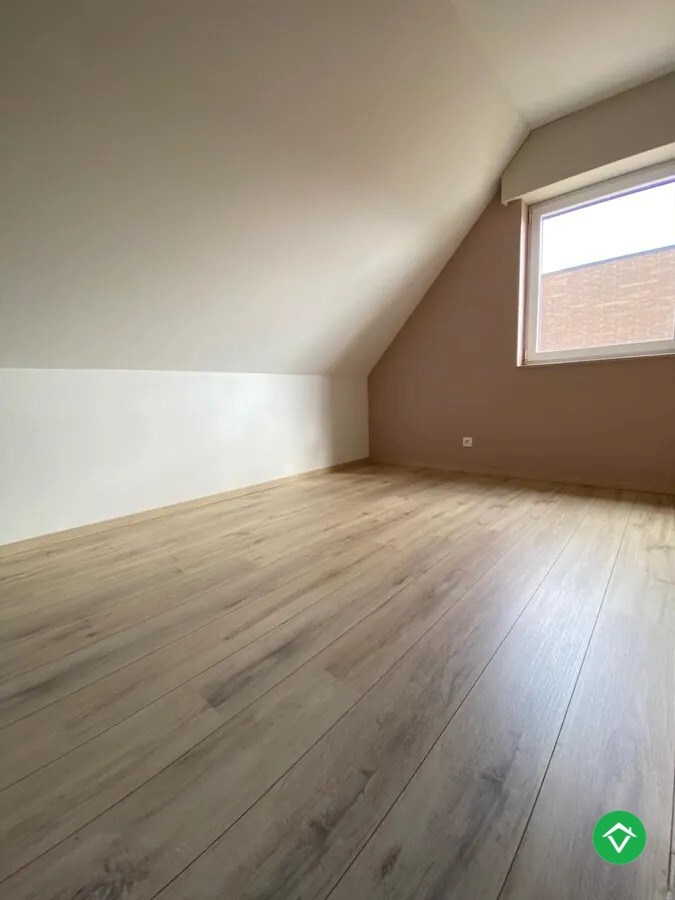 Ruime nieuwbouw woning met 3 slaapkamers, tuin  met tuinhuis en garage te Kortemark 