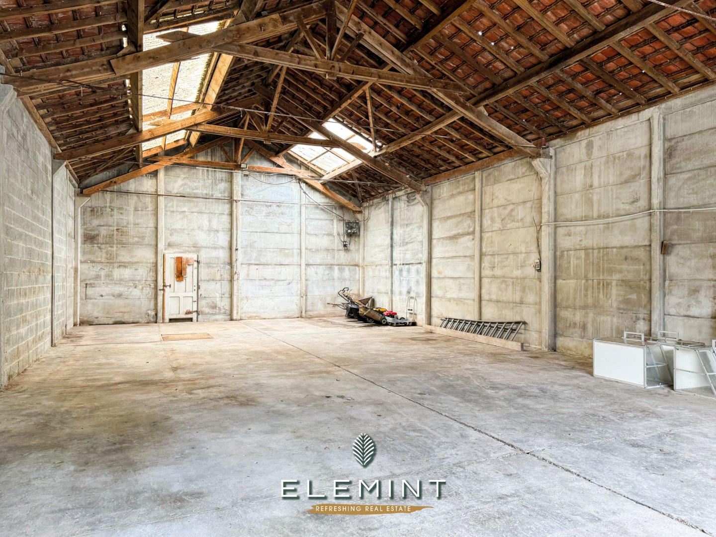 Elsegem - Alleenstaand magazijn van 150m² met totale oppervlakte van 463m² 