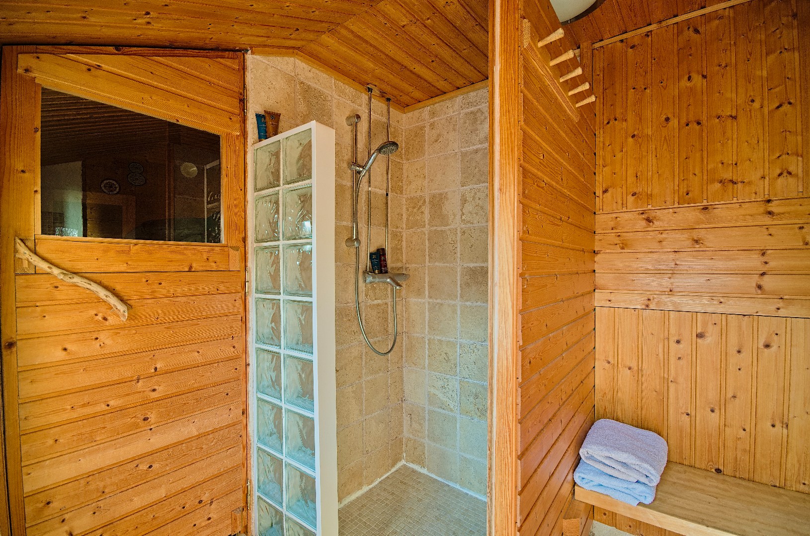 RUSTIG GELEGEN CHARMEHOEVE MET 3 SLAAPKAMERS, GARAGE EN TUIN 