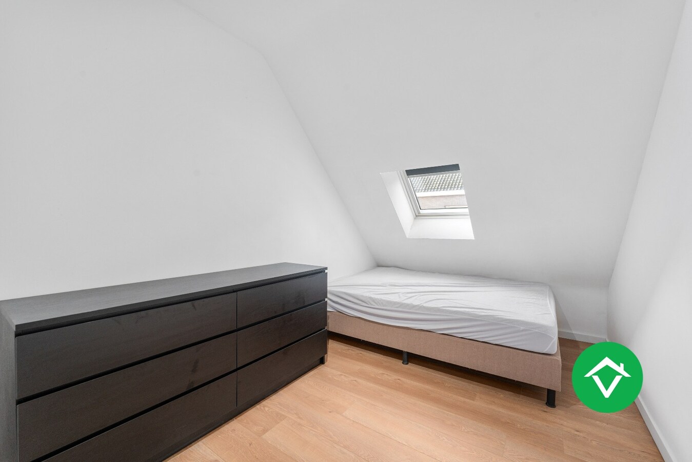 Volledig vernieuwde woning met 3 slaapkamers en bijgebouw in centrum Koekelare 