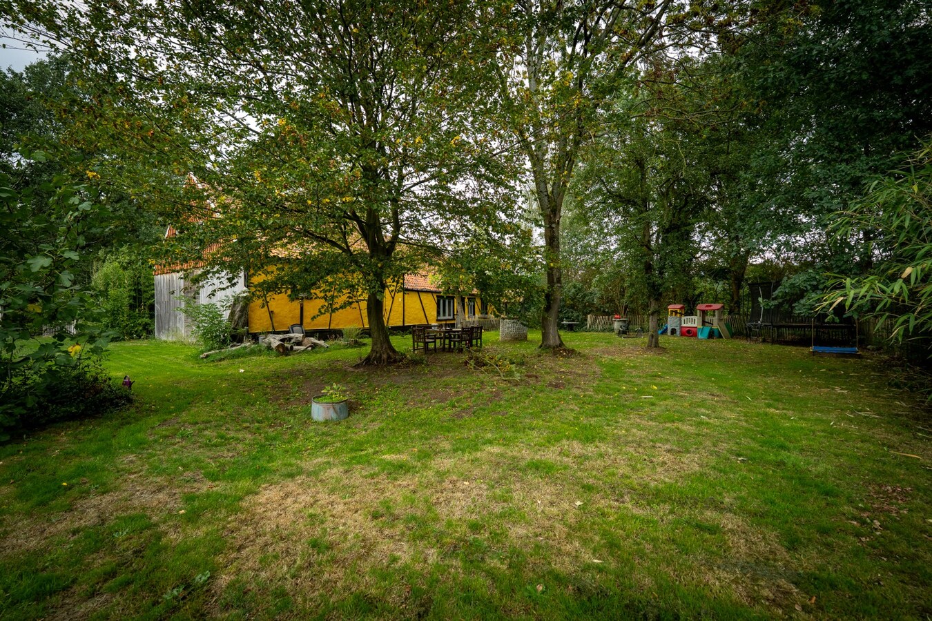Authentic farm with meadow on approximately 1ha in Ham 