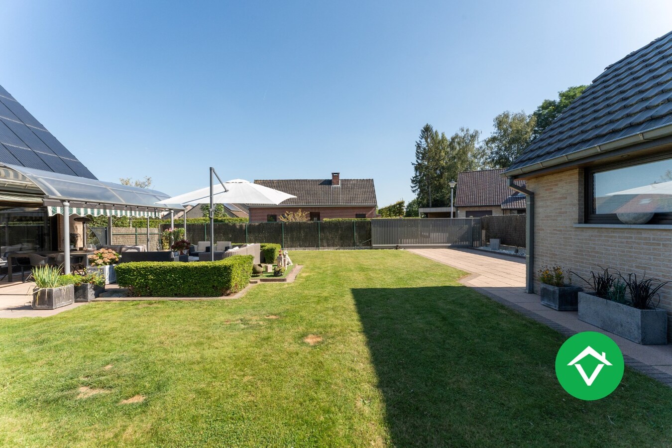 Ruime open bebouwing met 4 slaapkamers en 3 garages in Kortemark 