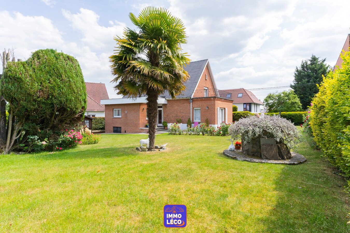 Villa érigée sur 1436m² avec garage, parking et grand jardin, secteur prisé "La Coquinie" !! 