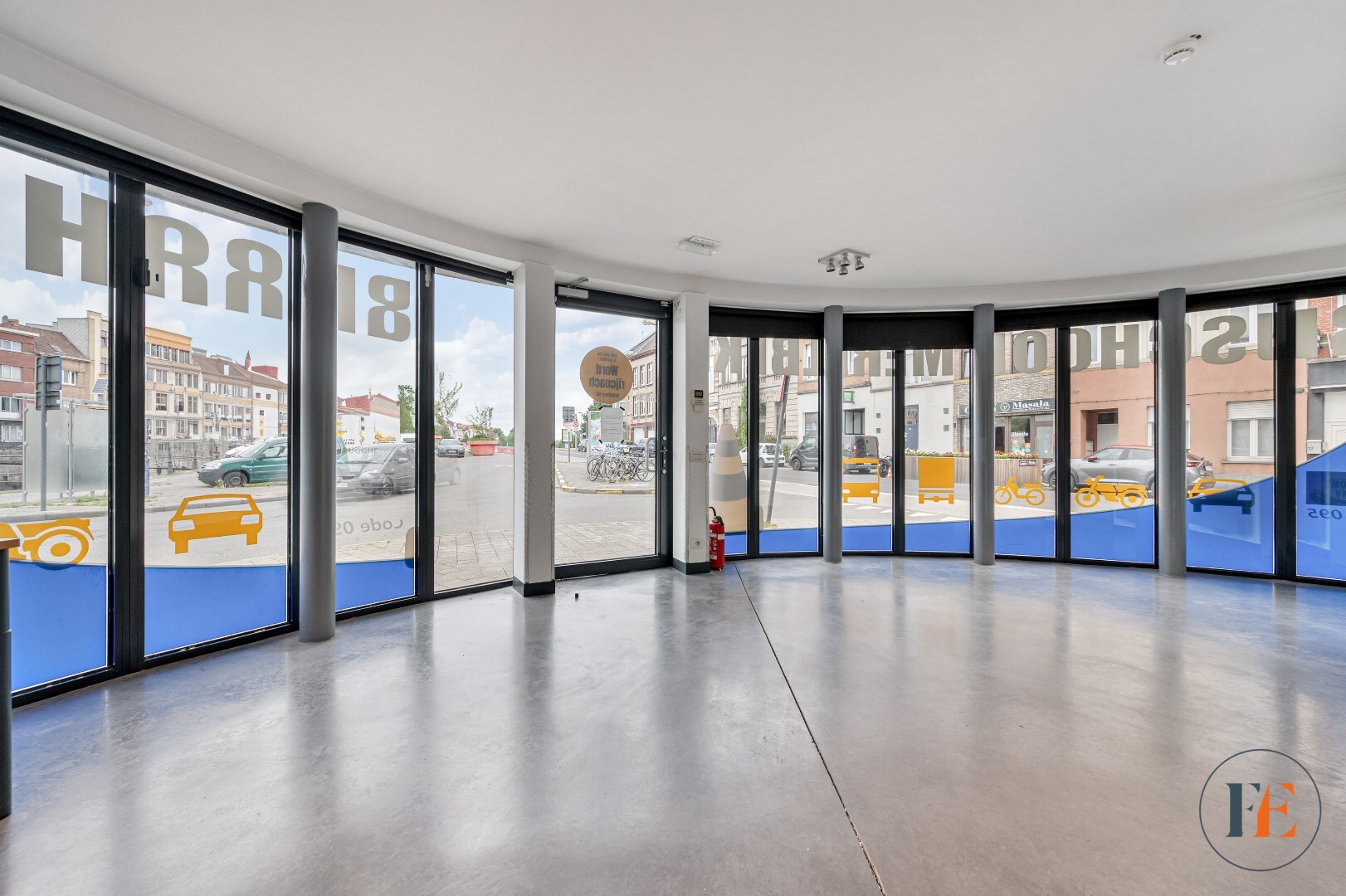 Moderne commerciële ruimte met topzichtbaarheid aan de Coupure 