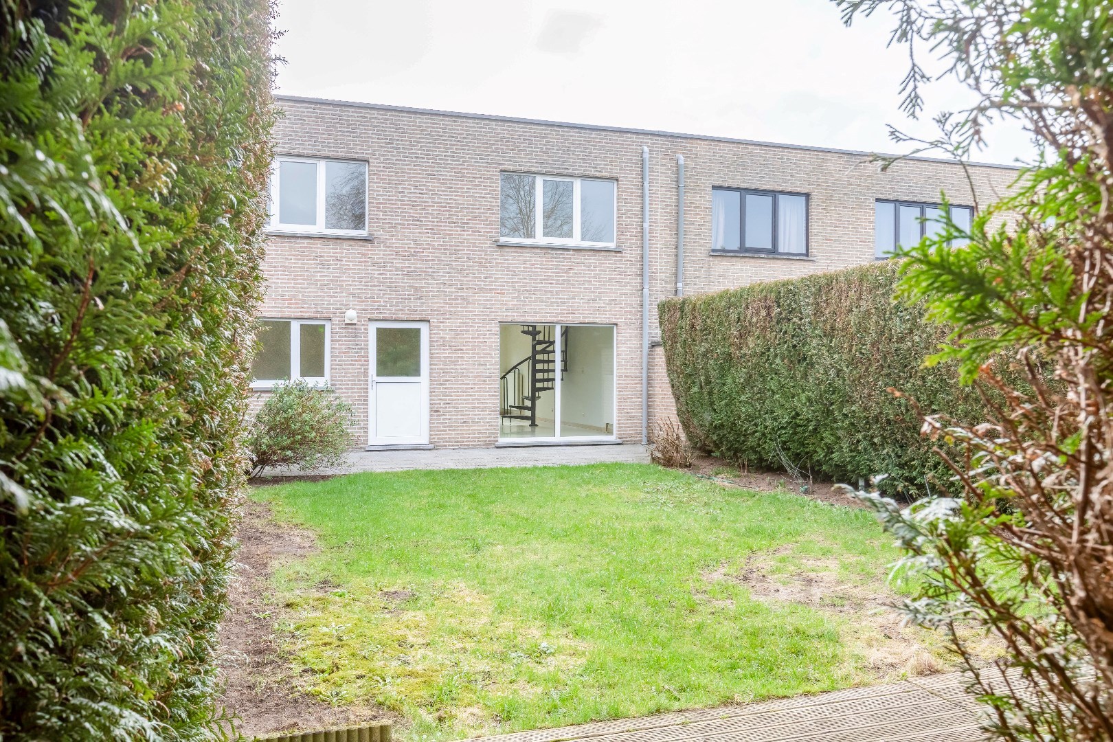 Gunstig gelegen instapklare woning in rij met garage en toffe tuin 