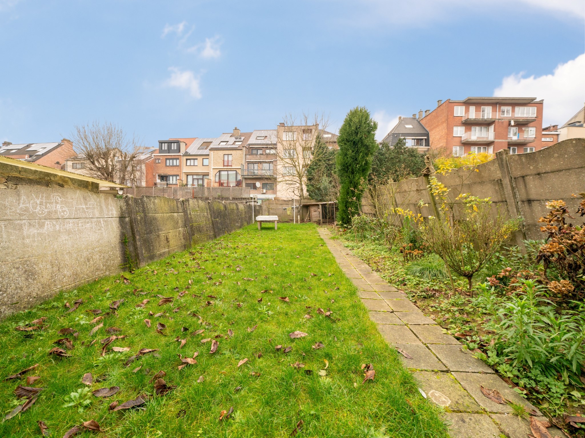 Opbrengstwoning met 3 units op zeer gunstige locatie 