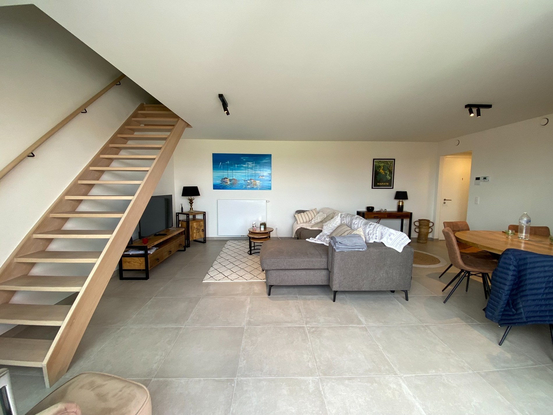 GEMEUBELD - Duplex appartement MET TWEE SLAAPKAMERS gelegen in DUINENWATER te Knokke-Heist. 