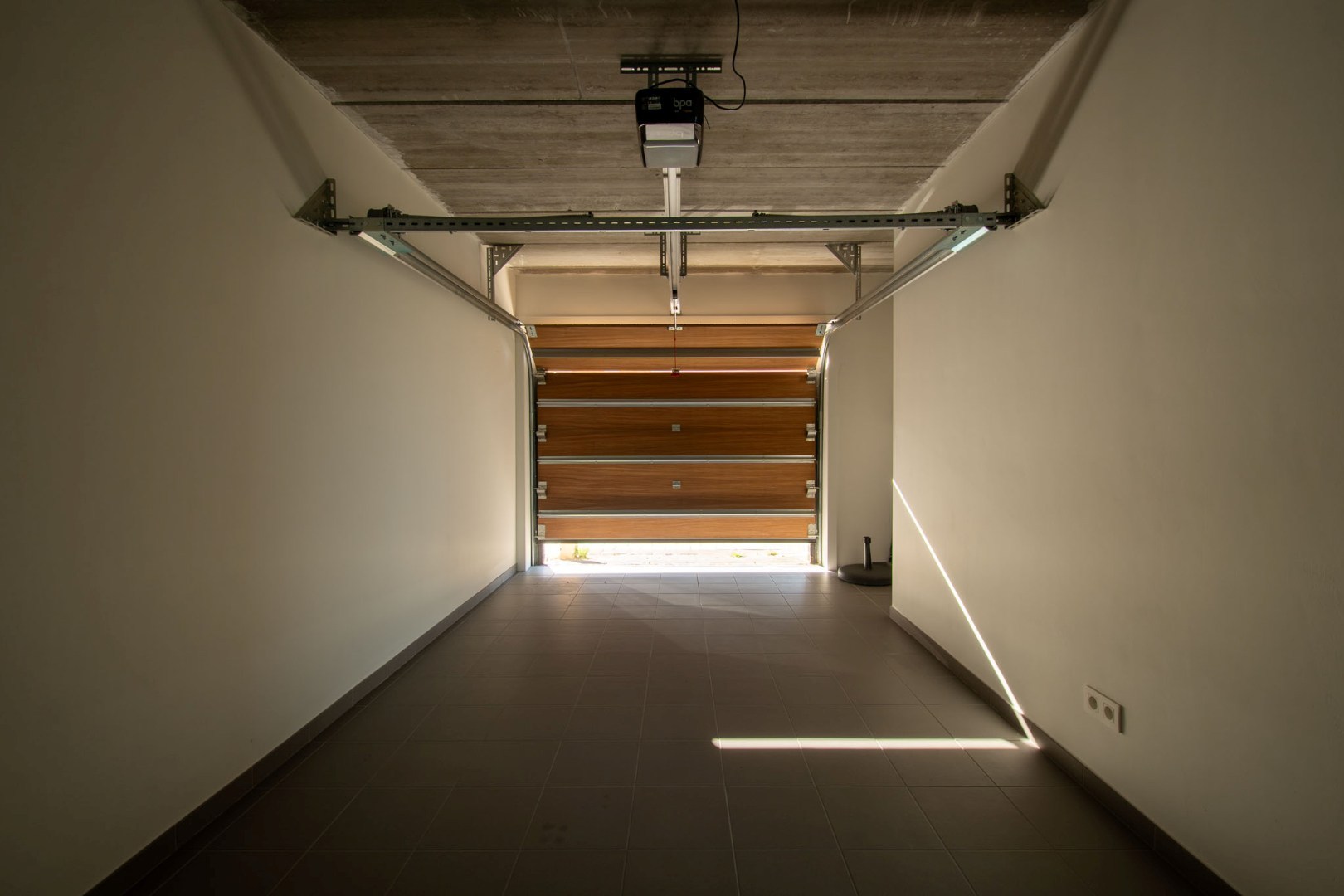 Stijlvolle en ruime nieuwbouwwoning met garage en tuin op 555 m² 