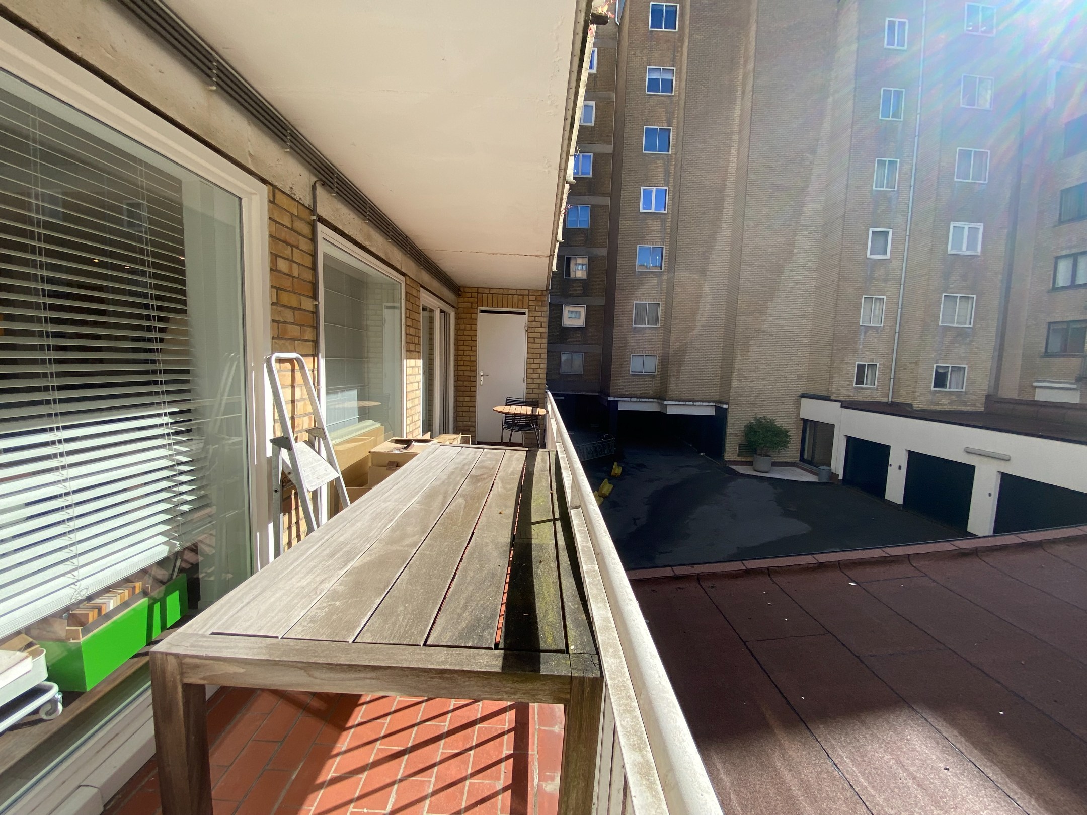 À LOUER : Spacieux local commercial sur la digue du Zoute avec une large vitrine 