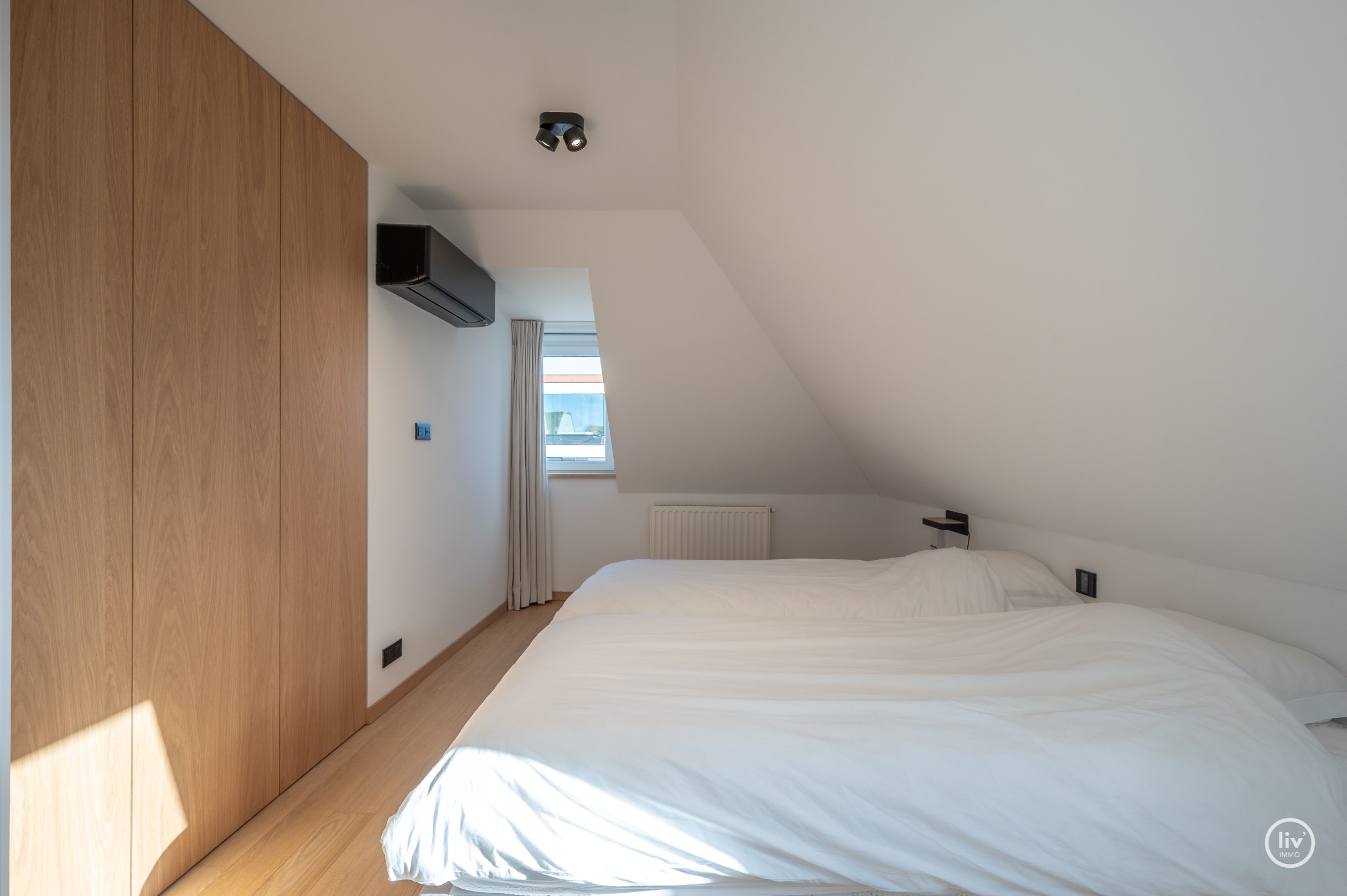 Uniek HOEK duplexappartement/penthouse met panoramisch uitzicht over de Dumortierlaan te Knokke. 