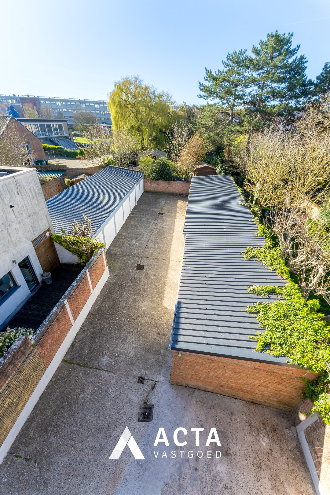 Garagecomplex met garageboxen en standplaats 