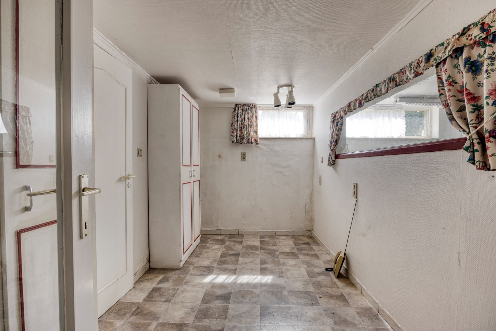 BUNGALOW – 2/4 kamers, dubbele garage &amp; kelders – 1650 BEERSEL 