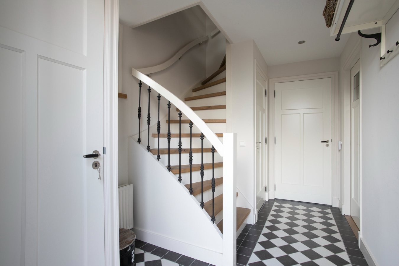 Vrijstaande, instapklare eengezinswoning met garage en carport afgewerkt in landelijke stijl. 