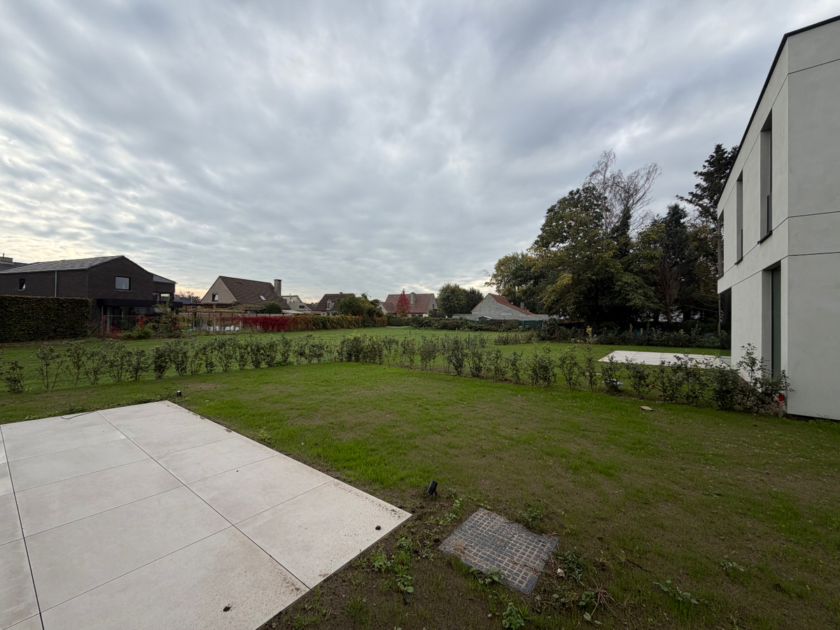 Ruime nieuwbouwwoning met terras en tuin. 