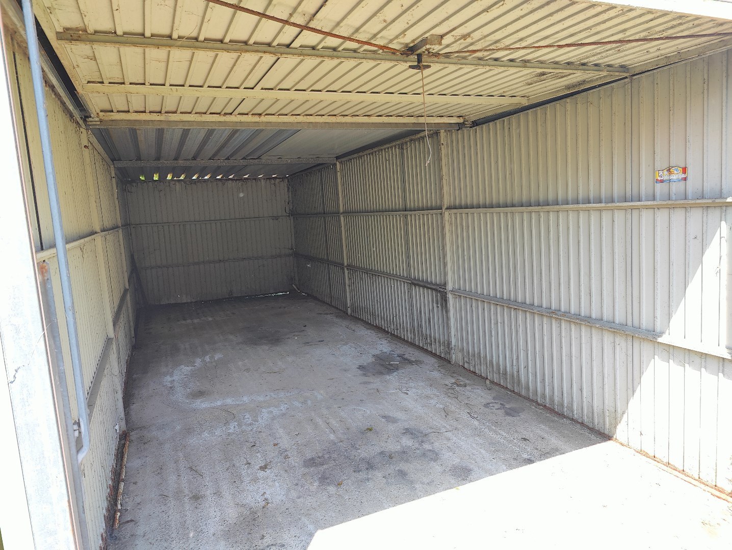 Afsluitbare garage/opslagplaats met kantelpoort 