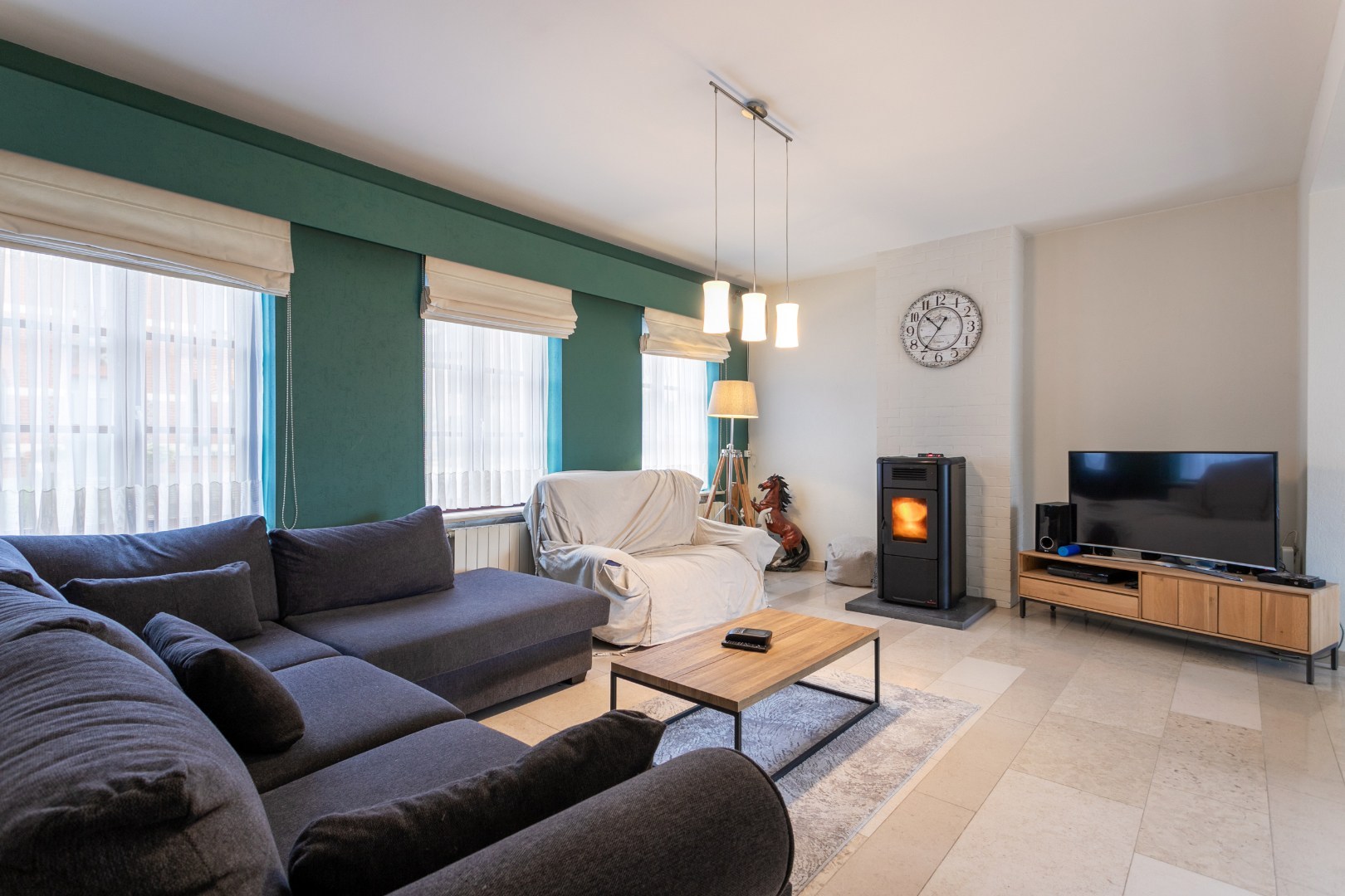 Ruime woning met naastgelegen bouwgrond en loods 