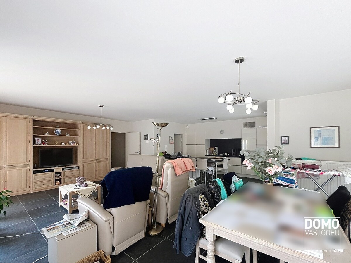 RUIM APPARTEMENT VAN 120 M² MET TERRAS, LIFT, 2 SLAAPKAMERS EN AUTOSTANDPLAATS GELEGEN TE CENTRUM KERMT 