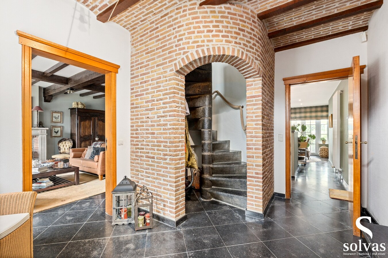 Instapklare, hoogwaardig afgewerkte woning op 1.214 m² met 4 slaapkamers en dubbele garage 