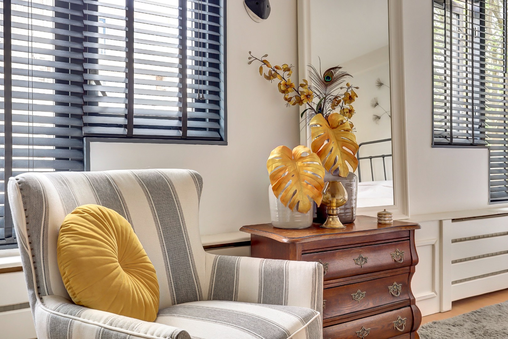 Instap klaar en moderne 4-kamer hoekwoning met 3 ruime slaapkamers, fraaie keuken en badkamer, onderhoudsvriendelijke tuin en gelegen op eigen grond. 