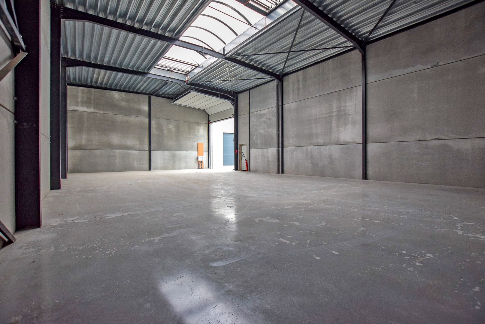 Geïsoleerde nieuwbouwloods 9F (loods 5) (249m²) te huur op een industrie- ambachtzone te Vleteren. 