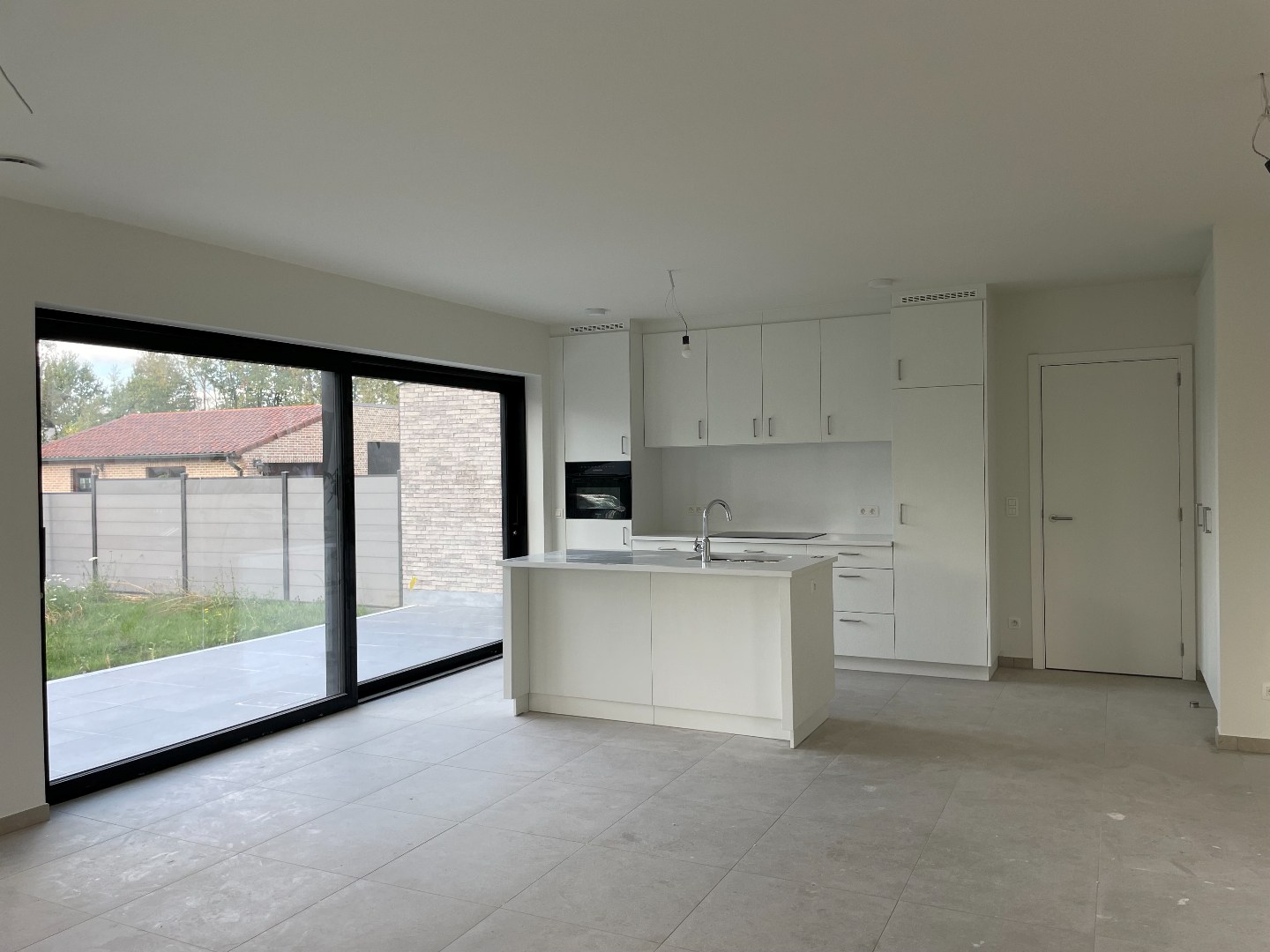 Zeer ruime moderne halfopen nieuwbouwwoning met tuin/terras en garage 