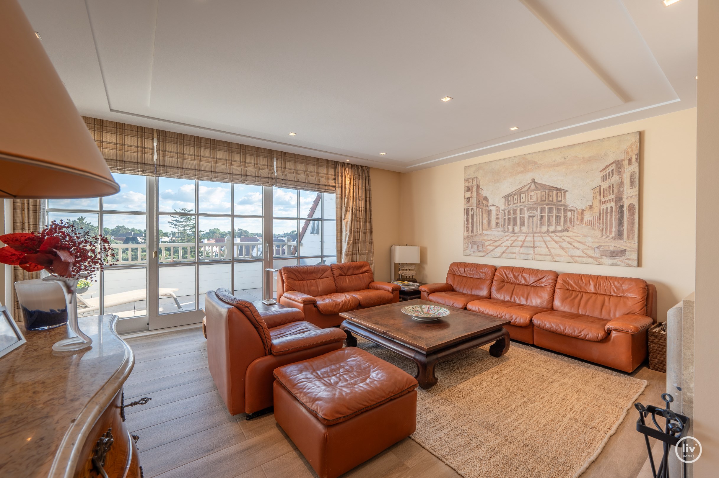 Uitzonderlijk dakappartement met een schitterend zonneterras en een prachtig open zicht over de villa's van het Zoute, gelegen tussen het centrum van Knokke. 