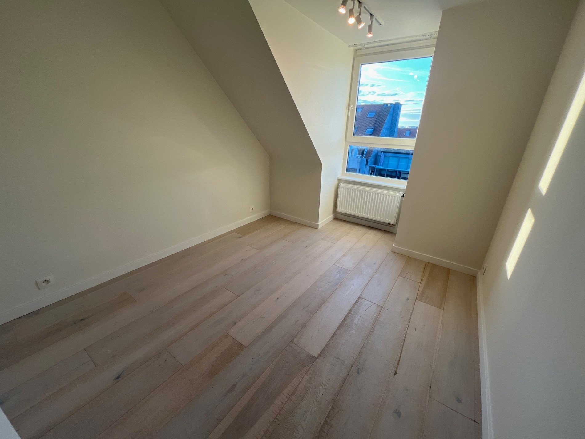 Appartement en duplex récent non meublé avec balcon orienté sud. 
