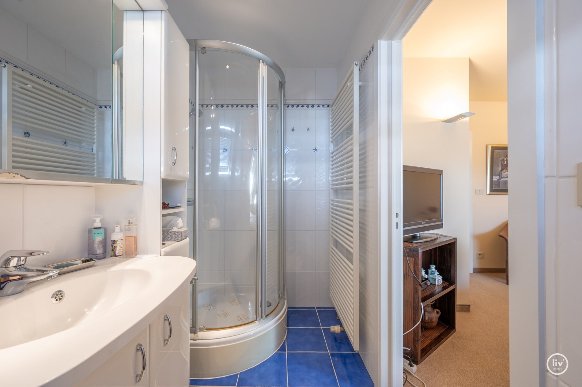 Uitzonderlijk dakappartement met een schitterend zonneterras en een prachtig open zicht over de villa's van het Zoute, gelegen tussen het centrum van Knokke. 