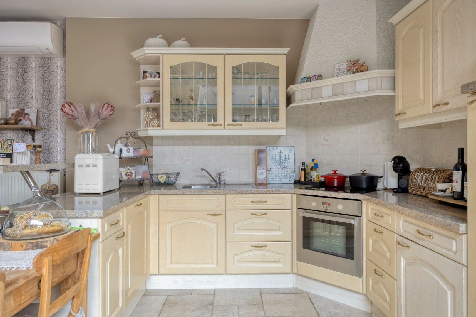 Zeer ruim appartement met 3 slpk. in Geel 