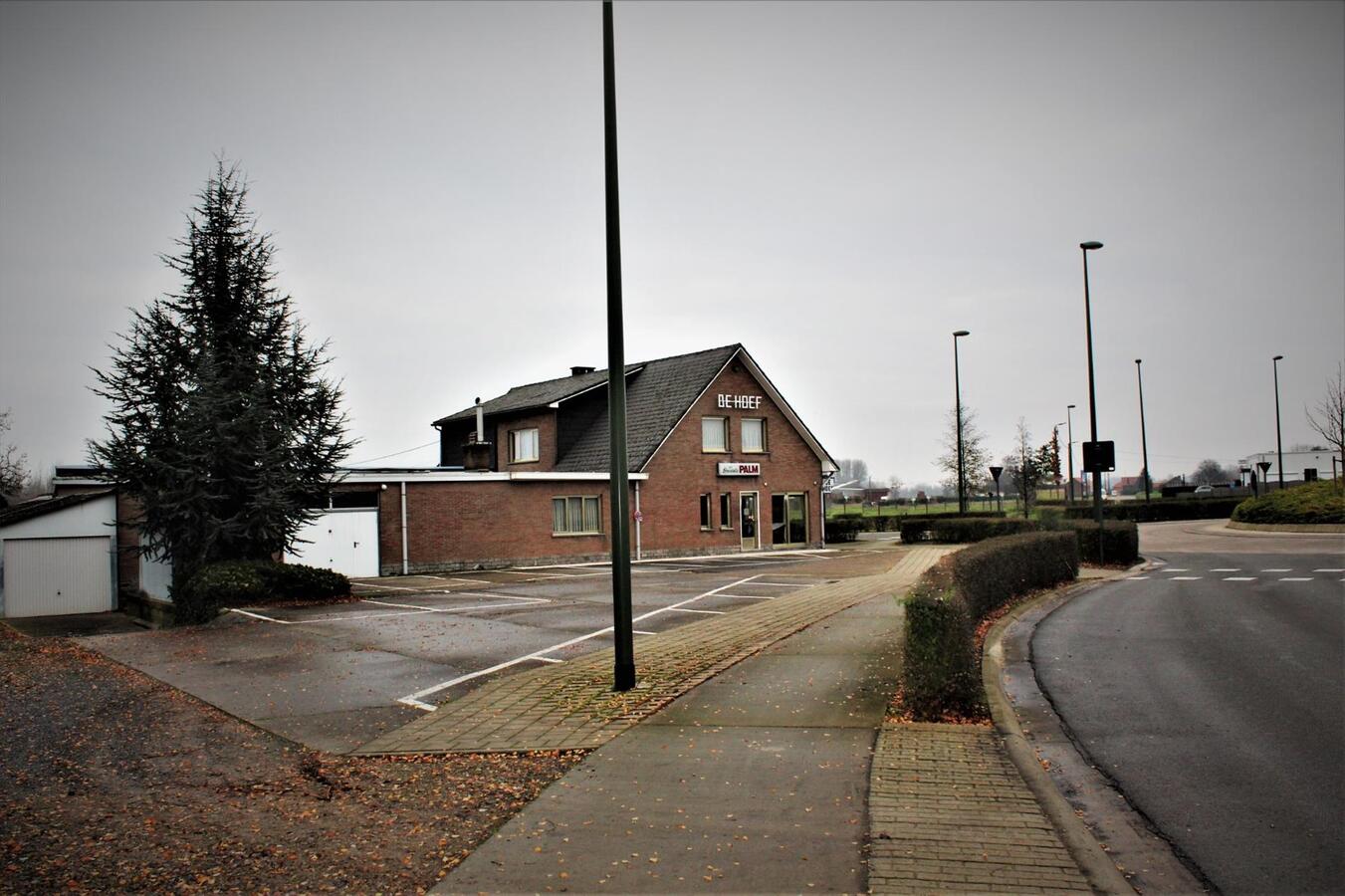 Woning (5 slaapkamers) met vergunde horecazaak (café), studio, recreatieterrein en weides op ca. 1.5ha te Kortenaken (Vlaams-Brabant) 